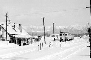 大雪の麓、雪に埋もれた士幌線の終点、十勝三股に停車中のキハ１２（廃止線に使用）