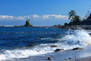 富山湾からの立山連峰（雨晴汗顔から望む立山連峰）