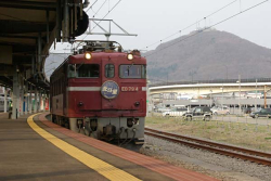 。函館本線　函館駅まで牽引して車庫に戻る古参のED794号機。後はご存知函館山